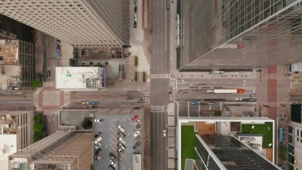 Oiseaux aériens vue aérienne du haut vers le bas de suivi de la voiture conduisant sur une large voie à sens unique rue du centre-ville menant entre les gratte-ciel. Dallas, Texas, USA. — Video