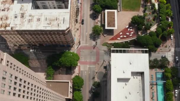 Oiseaux aériens vue aérienne du haut vers le bas panoramique des rues du centre-ville menant le long du parc public. Dallas, Texas, USA. — Video