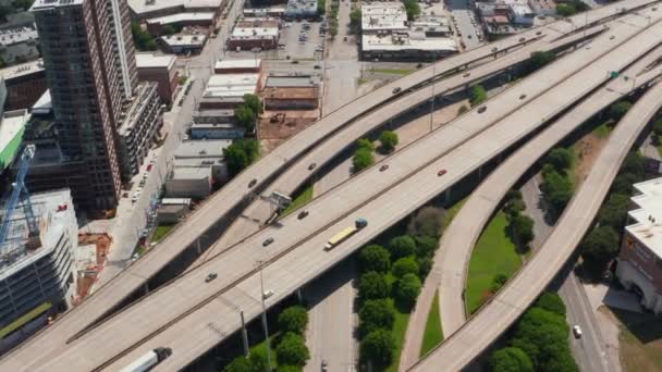 Leť nad rušnou dálniční křižovatkou. Nakloň se a odhaluj okolí města. Dallas, Texas, USA. — Stock video