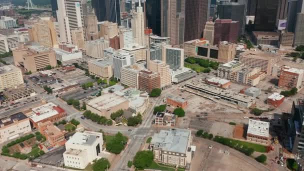 Tilt up offenbaren moderne Wolkenkratzer in der Innenstadt. Vorwärts fliegen über die Straßen der Stadt. Dallas, Texas, USA. — Stockvideo
