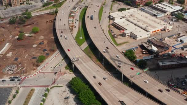 Передний наклон вверх показывает многополосное шоссе, ведущее к развязке. Вид с воздуха на оживленную главную дорогу, ведущую через город. Даллас, Техас, США. — стоковое видео