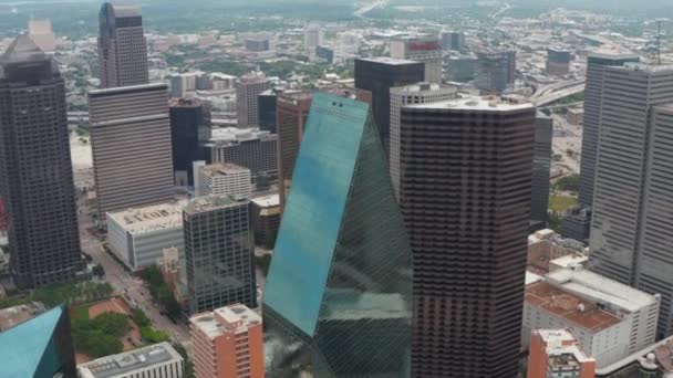 Vista ad alto angolo di cresta tagliente sulla cima di alto vetro coperto edificio di forma insolita. Inclinazione giù ai grattacieli del posto della fontana. Dallas, Texas, Stati Uniti. — Video Stock