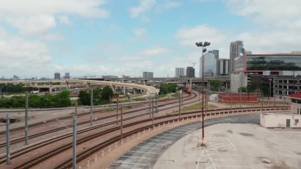 Adelante volando contra el tren de carga en las vías. Transporte de mercancías por el corredor ferroviario. Vista aérea de los vehículos ferroviarios. Dallas, Texas, EE.UU.. — Vídeos de Stock