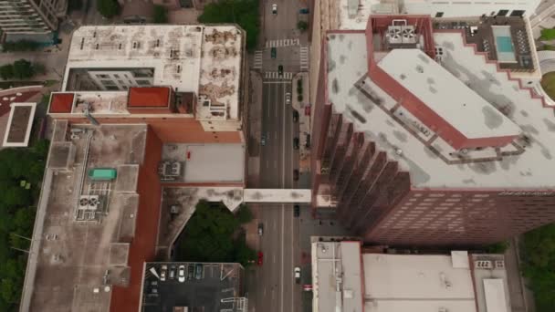Zpětný náklon odhaluje mrakodrapy v centru. Vysoké moderní kancelářské budovy panorama. Dallas, Texas, USA. — Stock video