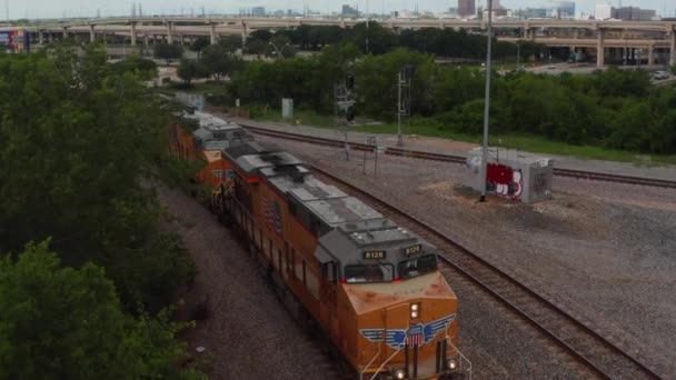 Adelante revelan un largo tren parado en la vía. Vuela por encima de tres potentes motores diesel que conducen el tren de carga. Dallas, Texas, EE.UU.. — Vídeos de Stock