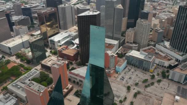 街の裏返しの傾きを明らかにする。背後にある都市部の高層ビルや低建物のグループ。ダラス,テキサス州,アメリカ. — ストック動画