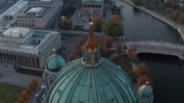 Tepesinde haç olan kubbe etrafında yörünge atışı. Spree Nehri üzerindeki köprü ve Berlin Katedrali 'nin arkasındaki Müze Adası' ndaki binaların havadan görüntüsü. Berlin, Almanya.