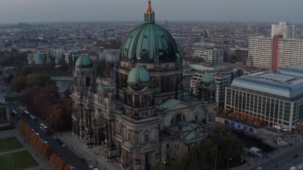 Nakloňte záběry z berlínské katedrály. Bohatě vyzdobená jedna z věží v rohu kostela. Berlín, Německo. — Stock video