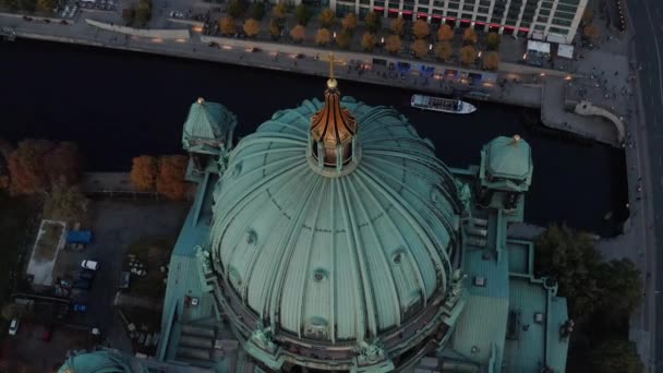 Letecký pohled z stoupajícího dronu na střeše berlínské katedrály. Velká zelená kopule a čtyři věže v rozích kostela. Berlín, Německo. — Stock video