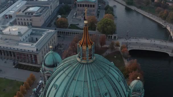 Okolo kopule s křížem navrchu. Letecký pohled na most přes řeku Sprévu a budovy na muzejním ostrově za střechou berlínské katedrály. Berlín, Německo. — Stock video