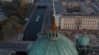 Berlin Sarayı 'nın, Spree Nehri' nin ve alacakaranlıkta parkın hava görüntüsü. Berlin Katedrali 'nin kubbesinden görüntü. Berlin, Almanya.