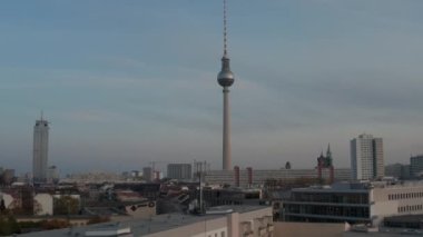 368 metre yüksekliğindeki televizyon kulesi Fernsehturm 'a yavaş yavaş yaklaşıyoruz. Berlin, Almanya.