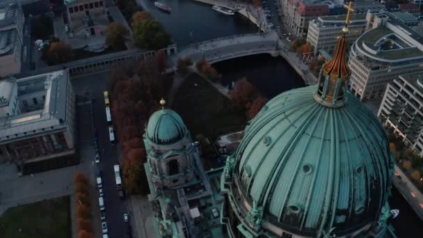 Vlucht over de grote groene koepel van de kathedraal van Berlijn. Luchtfoto naar voren onthullen van Spree rivier en gebouwen aan de oevers van de rivier. Berlijn, Duitsland. — Stockvideo