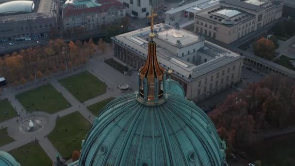 Een baan om de koepel van de kathedraal van Berlijn. Luchtfoto van Lustgarten park en drukke straat leidt langs. Berlijn, Duitsland. — Stockvideo