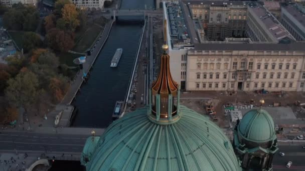 Panning letecký pohled na Berlínský palác, řeka Spréva a park za soumraku. Pohled z kopule berlínské katedrály. Berlín, Německo. — Stock video