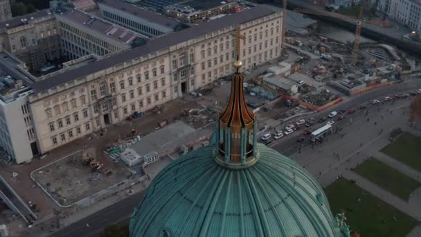 Orbiting footage around dome of Berlin Cathedral. Aerial view of Berlin Palace on riverbank of Spree. Berlin, Germany. — Stock Video