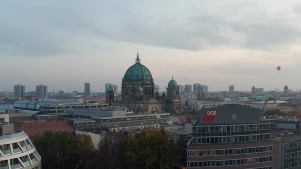 Vpřed letící nad různými budovami v blízkosti historické cenné památky berlínské katedrály. Evangelický kostel s velkou kupolí. Berlín, Německo. — Stock video