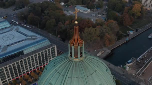 Schwenkbare Luftaufnahme des Stadtparks und der Gebäude am Flussufer. Blick von der Kuppel des Berliner Doms. Berlin, Deutschland. — Stockvideo