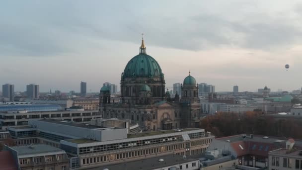 Vorwärts und rückwärts zeigt sich das historische Gebäude der Evangelischen Kirche Berliner Dom. Bedeckter Himmel. Berlin, Deutschland. — Stockvideo