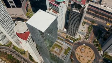 Modern Paradox Torre binasının üzerinden uç. Kamera aşağı eğildi. Çevredeki caddelerin ve parkın aşağı manzarası. Mexico City, Meksika.