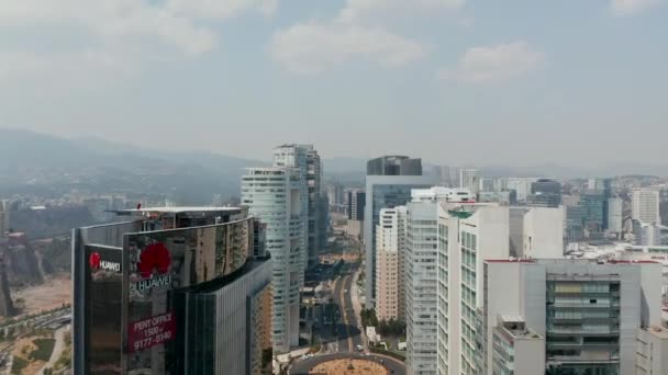 Voe para a frente acima da rua que conduz entre fileiras de edifícios altos do escritório. Vista aérea de arranha-céus no distrito de Santa Fé. Cidade do México, México. — Vídeo de Stock