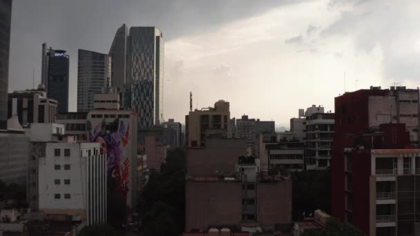 Slider wysokich budynków biurowych w centrum miasta. Scena kontrastu. Niebo przed deszczem. Meksyk, Meksyk. — Wideo stockowe
