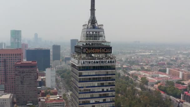 Зворотний бік розкривається навколо висотної будівлі Torre Latinoamericana. На вершині хмарочосу з оглядовою платформою. Мехіко, Мексика. — стокове відео