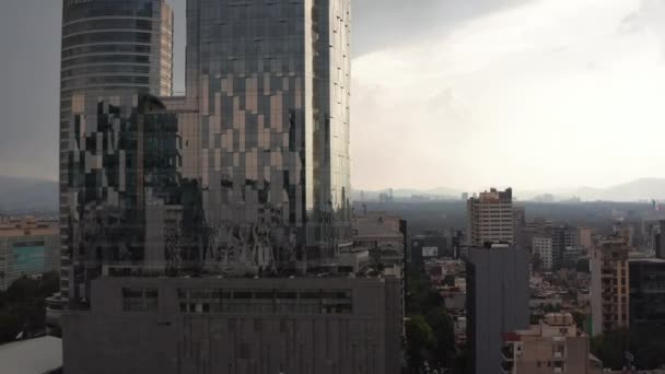 Yüksek ofis camlı modern binanın yükselen görüntüleri. Şiddetli yağmurdan önce dramatik bulutlu gökyüzü. Mexico City, Meksika. — Stok video