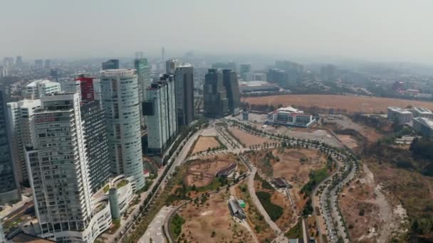 向前飞越公共公园.现代街区摩天大楼的全景鸟瞰图.墨西哥城，墨西哥. — 图库视频影像