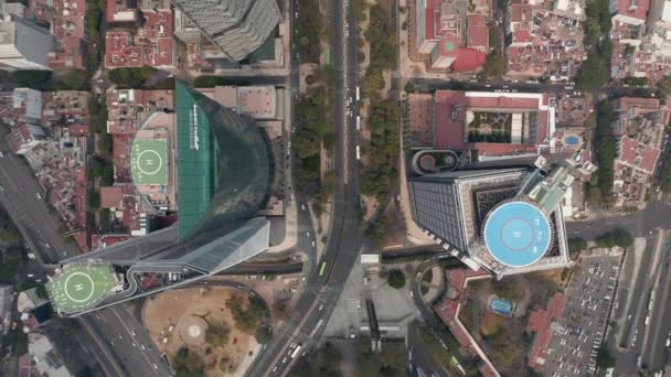 Aereo occhio uccelli sopra vista dall'alto verso il basso del traffico nelle strade della città. Filmati verticali che seguono la strada tra edifici alti. Città del Messico, Messico. — Video Stock