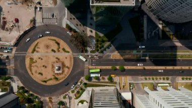 Gökdelenler arasındaki kavşakta modern Santa Fe bölgesinde dönen arabaları yukarıdan aşağı bakan kuşlar. Kamera görüntülerini yükseltiyorum. Mexico City, Meksika.