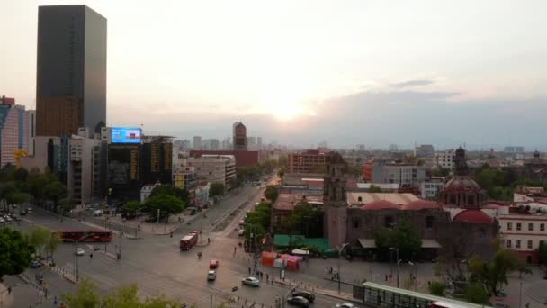 Adelante revelan tiro de calle ancha en hora de poco tráfico. La vida en el centro al atardecer. Ciudad de México, México. — Vídeos de Stock