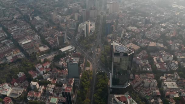 Légi felvétel nagy forgalomról a város utcáin. Előre repül, és lehajlik lövés több kereszteződés a belvárosban. Mexikóváros, Mexikó. — Stock videók