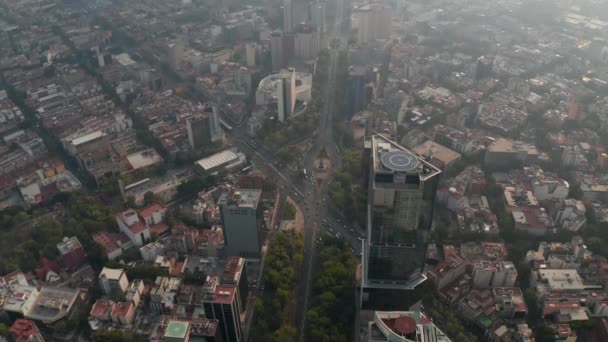 Vista aérea del tráfico pesado en las calles de la ciudad. Adelante vuelan y se inclinan hacia abajo tiro de varias encrucijadas en el centro. Ciudad de México, México. — Vídeo de stock