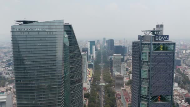 Inclinado hacia abajo revelan disparo de amplia calle recta larga que conduce entre los edificios de oficinas altos modernos. Vista aérea del paisaje urbano. Ciudad de México, México. — Vídeos de Stock