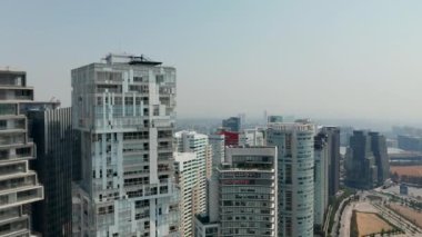 Gökdelenler grubunun üzerinde ileri uç. Döner kavşaklı, çok şeritli yolda kamera aşağı eğilmiş. Mexico City, Meksika.