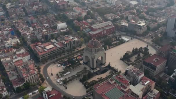 Aerial view of famous Monument to Revolution on Plaza de la Republica. Descend and fly towards historic landmark. Mexico City, Mexico. — Stock Video