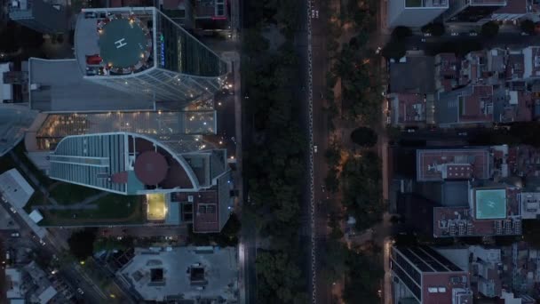 Letečtí ptáci sledují shora dolů panoramatický výhled na dopravu v ulicích centra. Létající dron večer, po západu slunce. Mexico City, Mexico. — Stock video