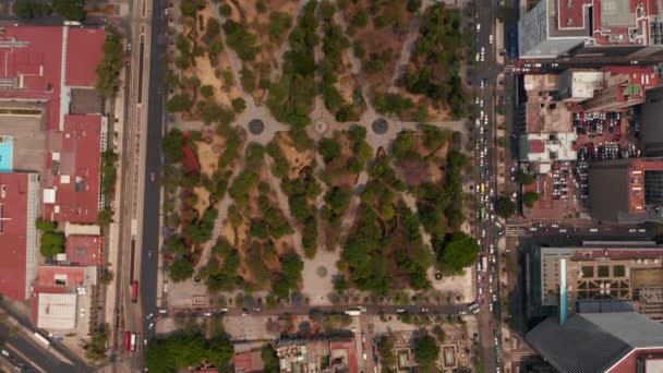 Flygfåglar ögon ovanför toppen ner panorering utsikt över den offentliga stadsparken Alameda Central och omgivande gator med trafik. Mexico City, Mexiko. — Stockvideo