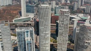 Santa Fe bölgesindeki bir grup modern yüksek binanın insansız hava aracı görüntüsü. Eğil ve ateş et. Mexico City, Meksika.