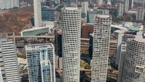 Vista aérea de drones del grupo de edificios altos modernos en el distrito de la ciudad de Santa Fe. Inclinarse hacia arriba y tomar la sartén. Ciudad de México, México. — Vídeo de stock