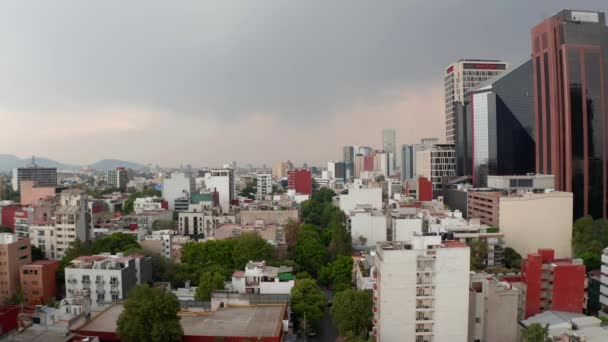 Adelante revelan casas residenciales bajas vecinas con altos edificios de oficinas. Bajo vuelo sobre el centro de la ciudad. Ciudad de México, México. — Vídeos de Stock