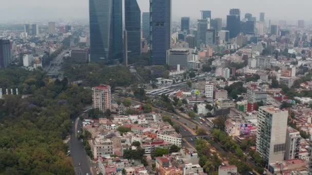 Şehir merkezindeki modern ofis binaları insansız hava aracından kalma. Şehir havası taşımacılığı görüntüleri. Meksika, Meksika 2021 'de — Stok video