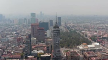 Torre Latinoamericana yüksek binası ve Palacio de Bellas Artes ile büyük şehir manzarası. Gökdelenin etrafında dönüyor. Mexico City, Meksika.