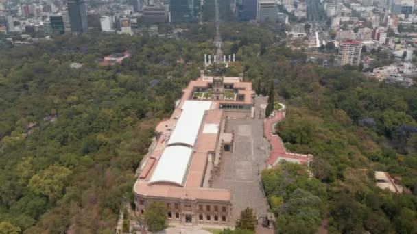 Flyg över Chapultepec slott och park. Luta upp avslöjar bred Avenida Paseo de la Reforma gatan kantad av höga kommersiella byggnader. Mexico City, Mexiko. — Stockvideo