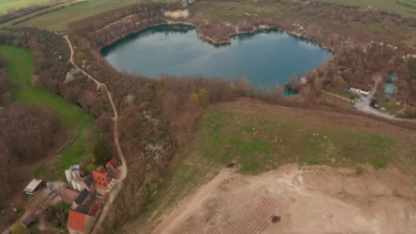 Přední naklonění nahoru odhaluje vodní hladinu ve tvaru srdce a venkovské krajiny u jezera. Letecký pohled z dronu. Německo. — Stock video