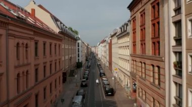 Linienstrasse bisiklet güzergahı caddesinde bisiklet süren bisikletçilerin görüntülerini takip edin. Şehirde yeşil taşımacılığı destekliyorum. Berlin, Almanya.