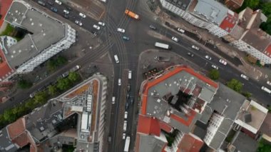 Gökyüzü kuşları tepeden aşağıya Rosenthaler Platz 'daki kavşaktan geçen arabaları görüyor. Şehir merkezinde trafik vardı. Berlin, Almanya.