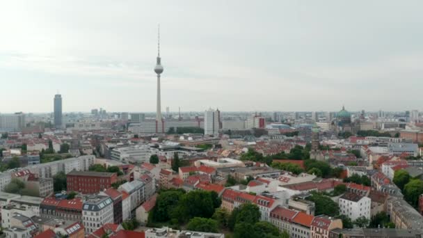 Vista aérea del centro de la ciudad, imágenes descendentes del horizonte de la ciudad con la alta torre de televisión Fernsehturm. Cielo nublado. Berlín, Alemania. — Vídeo de stock