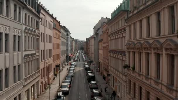 En avant voler contre les personnes à vélo dans la rue à vélo, où les cyclistes ont la priorité. Promouvoir les transports verts en ville. Linienstrasse, Berlin, Allemagne. — Video